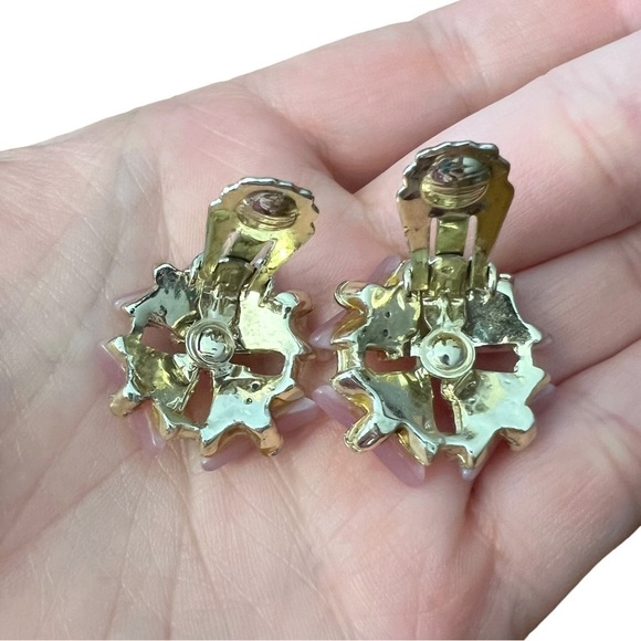 Vintage Pink Thermoset Pinwheel Geometric Gold Tone Clip On Earrings - Picture 9 of 12